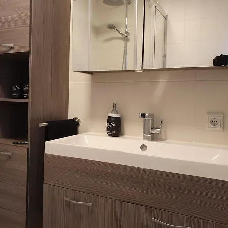 Grosse Mit Terrasse Und Grill *